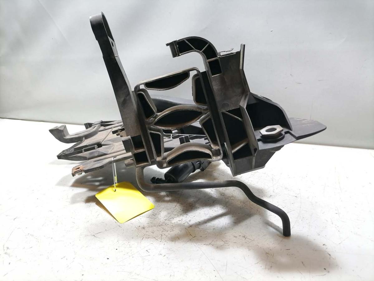 Audi A4 8K B8 original Aufnahme Tr&auml;ger Scheinwerfer vorn links Bj.2009